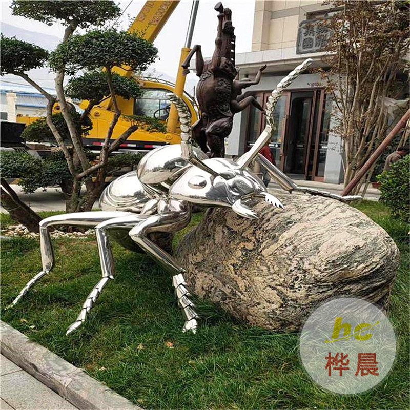 大型不銹鋼鏡面雕塑鹿月亮魔方圓環(huán)鏤空球浪花魚(yú)地產(chǎn)水景景觀(guān)定制