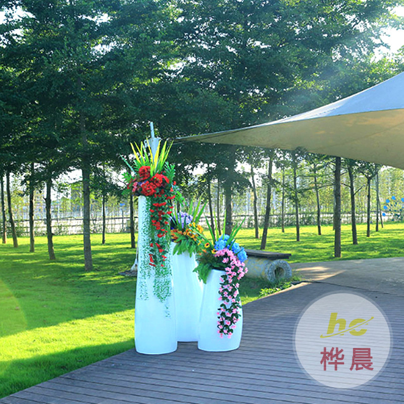 組合玻璃鋼花盆裝扮青海西寧高檔寫字樓優(yōu)雅環(huán)境